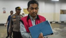 Ketua Ombudsman Hery Susanto berjalan menuju ruang sidang di Pengadilan Tindak Pidana Korupsi pada Pengadilan Negeri Jakarta Pusat, Kamis (25/6/2026). (Jennus)