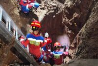 Petugas melakukan evakuasi bocah I (4) yang terjebak empat jam di dalam lubang proyek pembangunan lapangan multifungsi di kawasan Manggarai, Tebet, Jakarta Selatan, Minggu (28/6/2026). (Gulkarmat Jakarta Selatan)