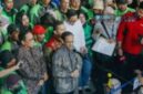Detik-detik Nadiem Makarim tiba di ruang sidang diiringi sejumlah driver gojek. (Jennus/Instagram)