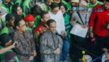 Detik-detik Nadiem Makarim tiba di ruang sidang diiringi sejumlah driver gojek. (Jennus/Instagram)
