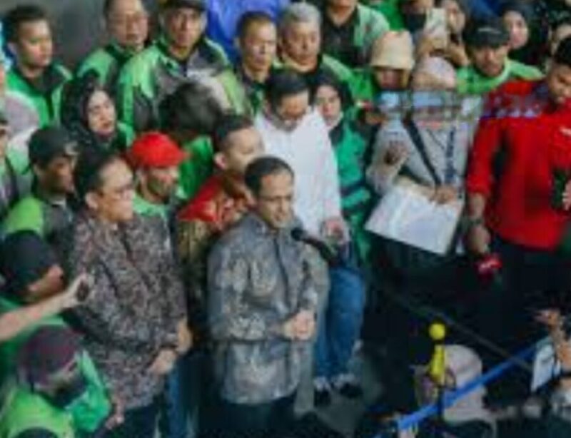 Detik-detik Nadiem Makarim tiba di ruang sidang diiringi sejumlah driver gojek. (Jennus/Instagram)