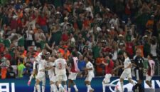 Timnas Maroko melakukan selebrasi usai memenangkan adu penalti dengan skor 3-2 dalam pertandingan babak 32 besar di Stadion BBVA, Monterrey, Meksiko, Selasa 30/6/2026) WIB. (FIFA)