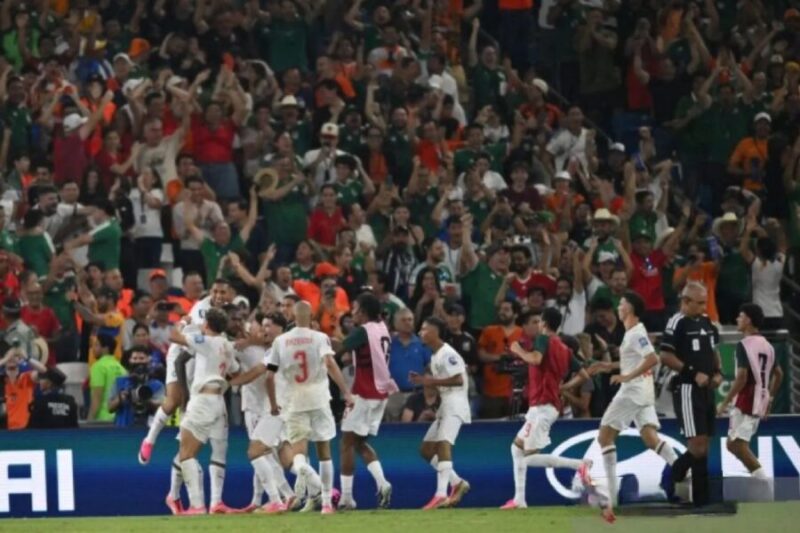 Timnas Maroko melakukan selebrasi usai memenangkan adu penalti dengan skor 3-2 dalam pertandingan babak 32 besar di Stadion BBVA, Monterrey, Meksiko, Selasa 30/6/2026) WIB. (FIFA)