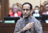 Mantan Menteri Pendidikan, Kebudayaan, Riset, dan Teknologi periode 2019-2024, Nadiem Anwar Makarim, saat mendengarkan keputusan yang dibacakanbmajelis hakim. (Jennus)