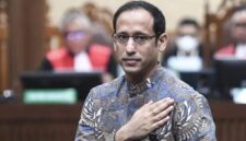 Mantan Menteri Pendidikan, Kebudayaan, Riset, dan Teknologi periode 2019-2024, Nadiem Anwar Makarim, saat mendengarkan keputusan yang dibacakanbmajelis hakim. (Jennus)