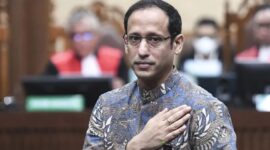Mantan Menteri Pendidikan, Kebudayaan, Riset, dan Teknologi periode 2019-2024, Nadiem Anwar Makarim, saat mendengarkan keputusan yang dibacakanbmajelis hakim. (Jennus)