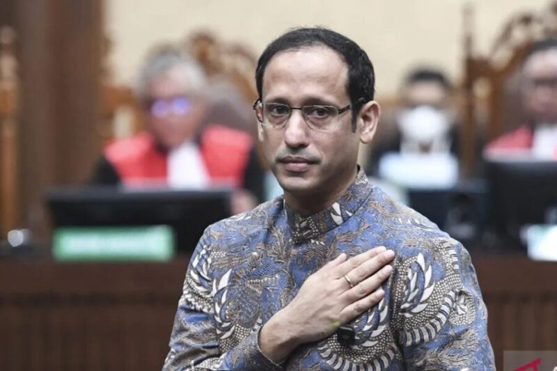 Mantan Menteri Pendidikan, Kebudayaan, Riset, dan Teknologi periode 2019-2024, Nadiem Anwar Makarim, saat mendengarkan keputusan yang dibacakanbmajelis hakim. (Jennus)