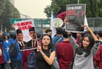 Aksi mahasiswa dari berbagai perguruan tinggi swasta menyuarakan serangkaian tuntutan kepada pemerintah. (BBC)