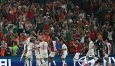 Timnas Maroko melakukan selebrasi usai memenangkan adu penalti dengan skor 3-2 dalam pertandingan babak 32 besar di Stadion BBVA, Monterrey, Meksiko, Selasa 30/6/2026) WIB. (FIFA)