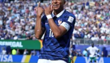 Caption:
Pemain Prancis Kylian Mbappe merayakan golnya ke gawang Senegal dalam laga penyisihan Grup I Piala Dunia 2026 di Stadion MetLife, New Jersey, Selasa (16/6/2026) waktu setempat. (X/FifaWorldCup)