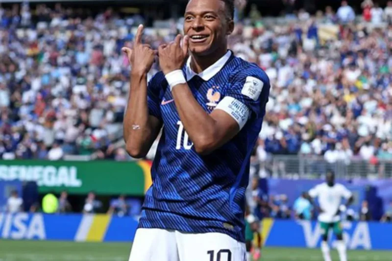 Caption:
Pemain Prancis Kylian Mbappe merayakan golnya ke gawang Senegal dalam laga penyisihan Grup I Piala Dunia 2026 di Stadion MetLife, New Jersey, Selasa (16/6/2026) waktu setempat. (X/FifaWorldCup)