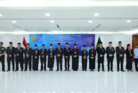 Sekretaris Mahkamah Agung Republik Indonesia (MA RI) Sugiyanto bersama 16 pejabat administrator di lingkungan MA yang selesai dilantik dan diambil sumpah di lantai 2 Gedung MA, Jakarta, Selasa (23/6/2026). (Jennus/MA)