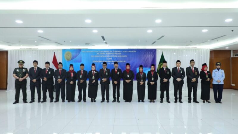 Sekretaris Mahkamah Agung Republik Indonesia (MA RI) Sugiyanto bersama 16 pejabat administrator di lingkungan MA yang selesai dilantik dan diambil sumpah di lantai 2 Gedung MA, Jakarta, Selasa (23/6/2026). (Jennus/MA)