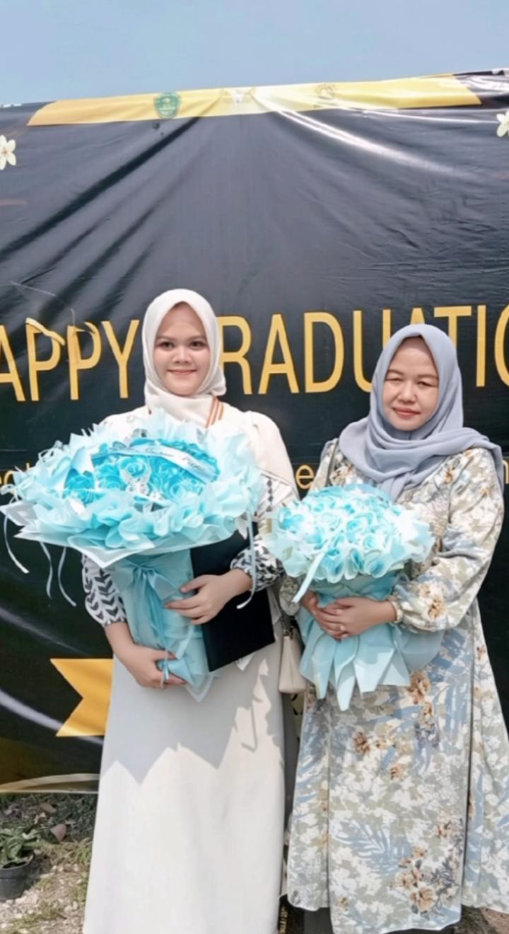 Latipah Syihaburohmah bersama ibunda. (Dokpri)