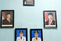 Penampakan foto Wakil Bupati Deliserdang Lom Lom Suwondo S.S yang dipasang di salah satu ruangan Kantor Camat Sunggal. (Istimewa)