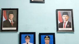 Penampakan foto Wakil Bupati Deliserdang Lom Lom Suwondo S.S yang dipasang di salah satu ruangan Kantor Camat Sunggal. (Istimewa)