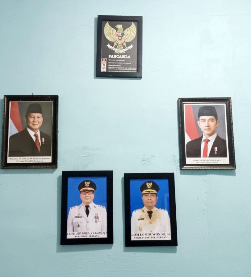 Penampakan foto Wakil Bupati Deliserdang Lom Lom Suwondo S.S yang dipasang di salah satu ruangan Kantor Camat Sunggal. (Istimewa)
