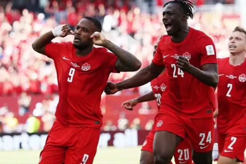 Para pemain Kanada merayakan gol ke gawang Bosnia dan Herzegovina pada laga pembuka Grup B Piala Dunia 2026 di Stadion BMO Field, Toronto, Kanada, Sabtu WIB. (X/FIFAWorldCup)