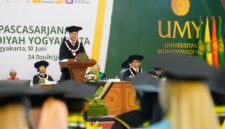 Rektor UMY, Prof. Dr. Achmad Nurmandi, M.Sc. memberikan sambutan dalam wisuda UMY Periode IV Tahun Akademik 2025/2026