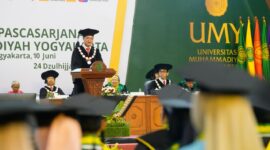 Rektor UMY, Prof. Dr. Achmad Nurmandi, M.Sc. memberikan sambutan dalam wisuda UMY Periode IV Tahun Akademik 2025/2026