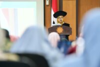 Guru Besar UMY bidang Parasitologi, Prof. Dr. drh. Tri Wulandari Kesetyaningsih, M.Kes saat menyampaikan orasi ilmiah pengukuhan guru besarnya di UMY