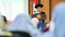 Guru Besar UMY bidang Parasitologi, Prof. Dr. drh. Tri Wulandari Kesetyaningsih, M.Kes saat menyampaikan orasi ilmiah pengukuhan guru besarnya di UMY