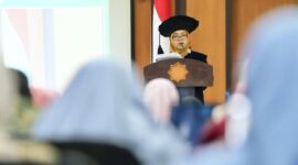 Guru Besar UMY bidang Parasitologi, Prof. Dr. drh. Tri Wulandari Kesetyaningsih, M.Kes saat menyampaikan orasi ilmiah pengukuhan guru besarnya di UMY