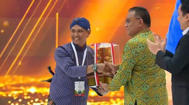 Alumni KPI UMY, Ananto Isworo saat menerima penghargaan Kalpataru 2026 di Jakarta