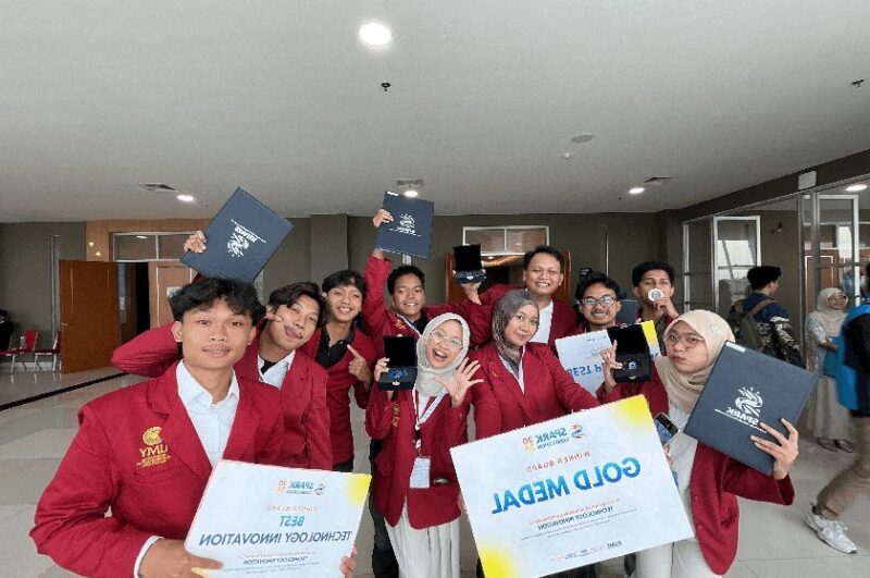 Tim Spectra Blood UMY dan Tim MacroPix yang berhasil sabet Gold Medal dan Best Innovation Award di SPARK 2026