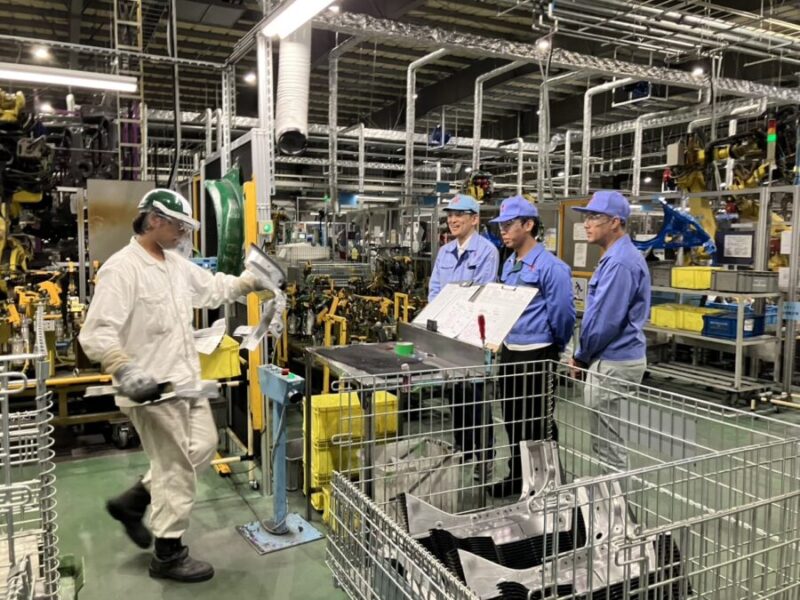 Head of Industry Partnership and Employability DKGE UMY, Ir. Emil Adly, M.Eng., Ph.D., (kanan foto berjaket biru) saat tengah berkunjung ke perusahaan Technosmile Co., Ltd. Jepang yang menjadi lokasi magang industri mahasiswa UMY