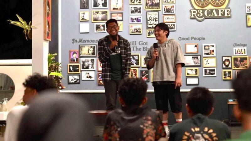 Chairul Mukmin juara pertama SUCI musim ke-12 saat melakukan open mic bersama komunitas Stand Up UMY di R3 Cafe, Kasihan, Bantul