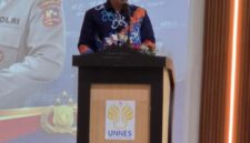SAMBUTAN-Kepala Satuan Tugas Pusat Studi Kepolisian dan Ketua Ikatan Alumni Sekolah Pascasarjana (SPs) UNNES, Irjen Pol. Dr. Susilo Teguh Raharjo, M.Si, saat memberikan sambutan. (Foto Ist).