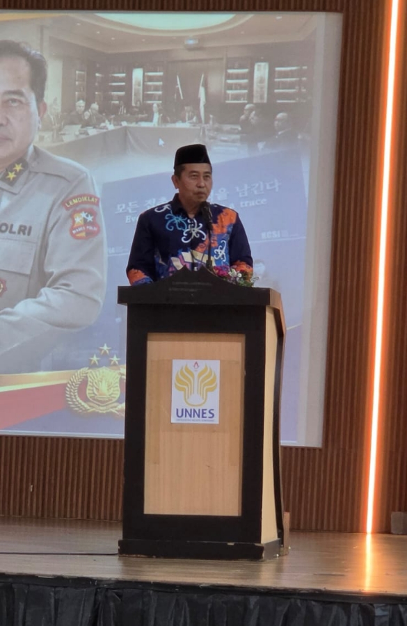 SAMBUTAN-Kepala Satuan Tugas Pusat Studi Kepolisian dan Ketua Ikatan Alumni Sekolah Pascasarjana (SPs) UNNES, Irjen Pol. Dr. Susilo Teguh Raharjo, M.Si, saat memberikan sambutan. (Foto Ist).