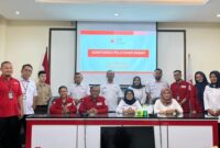 Dosen FKIK UMY sekaligus Ketua Bidang Pelayanan Darah PMI DIY (6 dari kiri foto) sat melakukan monitoring pelayanan darah di Sleman bersama tim PMI DIY