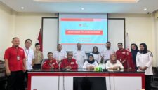 Dosen FKIK UMY sekaligus Ketua Bidang Pelayanan Darah PMI DIY (6 dari kiri foto) sat melakukan monitoring pelayanan darah di Sleman bersama tim PMI DIY