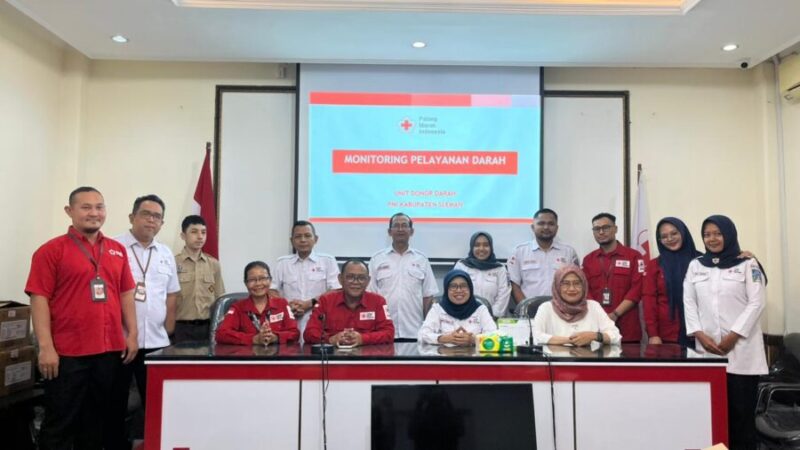 Dosen FKIK UMY sekaligus Ketua Bidang Pelayanan Darah PMI DIY (6 dari kiri foto) sat melakukan monitoring pelayanan darah di Sleman bersama tim PMI DIY