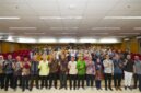 Pimpinan UMY bersama dosen dan mahasiswa berfoto bersama dalam kegiatan Syukuran QS WUR 2027 yang berhasil dicapai oleh UMY