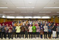 Pimpinan UMY bersama dosen dan mahasiswa berfoto bersama dalam kegiatan Syukuran QS WUR 2027 yang berhasil dicapai oleh UMY