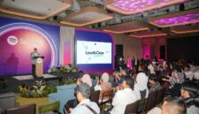 Menteri Ekonomi Kreatif, Teuku Riefky Harsya, memberi sambutan dalam gelaran Spotify Loud & Clear Indonesia di 25hours Hotel, Jakarta, Kamis (25/6/2026).