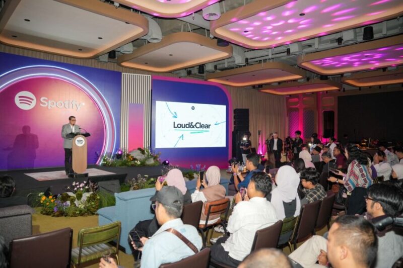 Menteri Ekonomi Kreatif, Teuku Riefky Harsya, memberi sambutan dalam gelaran Spotify Loud & Clear Indonesia di 25hours Hotel, Jakarta, Kamis (25/6/2026).