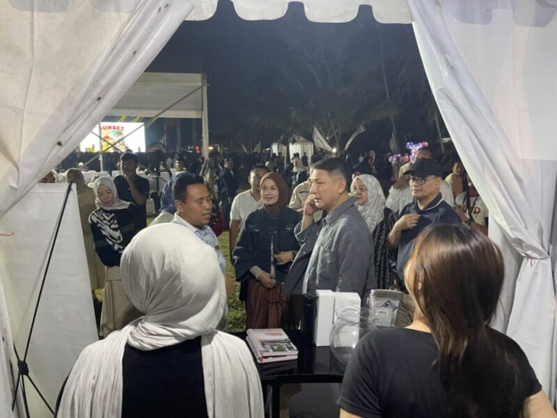 Warga Berkumpul  Mengadakan Festival