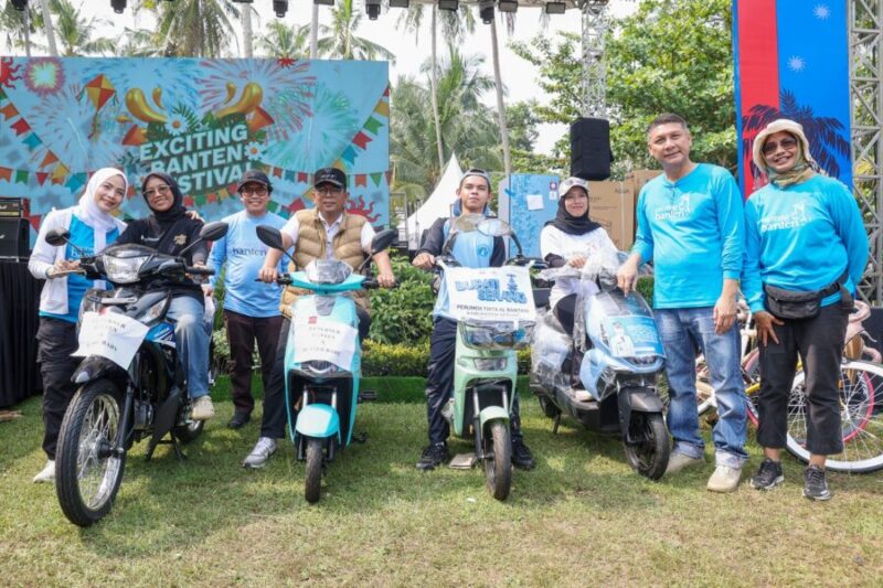 Penerima hadiah utama Exciting Banten Festival berfoto bersama usai menerima penghargaan.