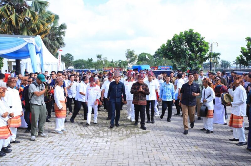 Gubernur Sumsel H. Herman Deru bersama Jamintel Kejagung RI didampingi panitia dan tokoh adat saat tiba di lokasi acara, disambut hangat