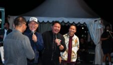 Gubernur Herman Deru menyapa masyarakat pada rangkaian kegiatan bertema digitalisasi dan QRIS sebagai upaya mendorong pertumbuhan ekonomi Sumatera Selatan.