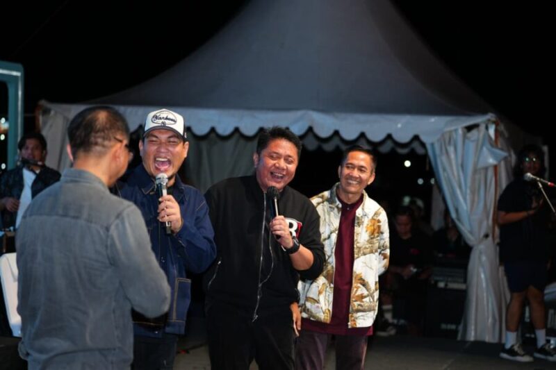 Gubernur Herman Deru menyapa masyarakat pada rangkaian kegiatan bertema digitalisasi dan QRIS sebagai upaya mendorong pertumbuhan ekonomi Sumatera Selatan.