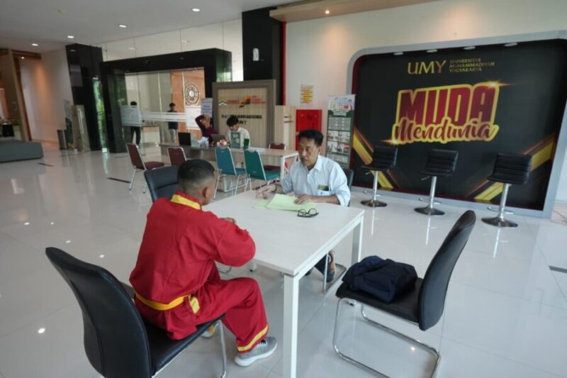 Ketua Umum Pimpinan Pusat (PP) Tapak Suci Putera Muhammadiyah, Drs. M. Afnan Hadikusumo melakukan seleksi langsung bagi calon mahasiswa UMY penerima beasiswa Tapak Suci UMY