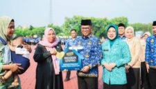 Andra Soni secara simbolis menyerahkan bantuan Program Genting (Bantuan Perbaikan Rumah Tidak Layak Huni) kepada perwakilan warga dalam rangkaian peringatan Harganas ke-33.