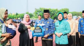 Andra Soni secara simbolis menyerahkan bantuan Program Genting (Bantuan Perbaikan Rumah Tidak Layak Huni) kepada perwakilan warga dalam rangkaian peringatan Harganas ke-33.