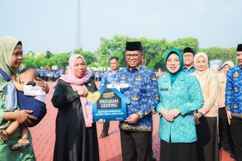 Andra Soni secara simbolis menyerahkan bantuan Program Genting (Bantuan Perbaikan Rumah Tidak Layak Huni) kepada perwakilan warga dalam rangkaian peringatan Harganas ke-33.