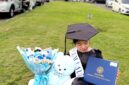 Ekspresi bahagia seorang lulusan S2 (Magister) Universitas Negeri Yogyakarta saat melihat map ijazah yang baru saja diterimanya pada hari kelulusan.